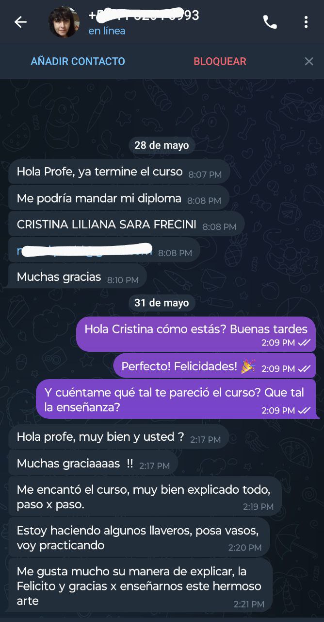 Captura de conversación de una alumna comentando que el curso está muy bien explicado, paso a paso, y que ya está practicando