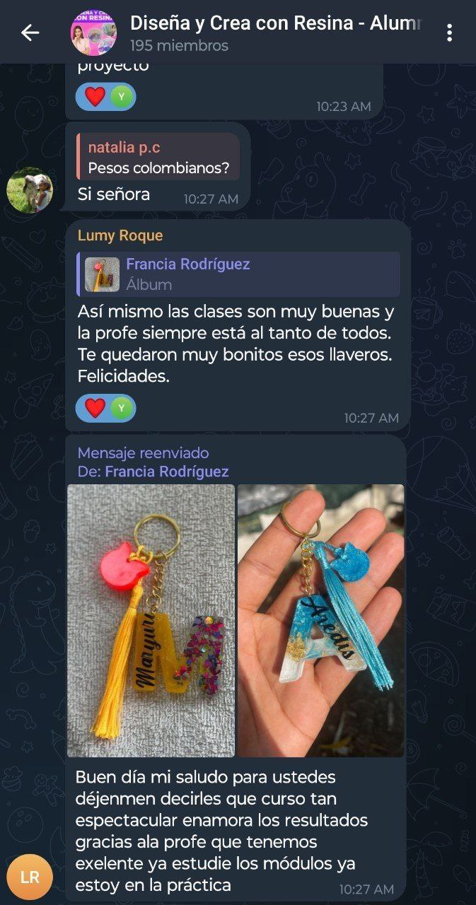 Captura del grupo de alumnas mostrando llaveros personalizados hechos con resina y comentando que ya estudió los módulos y está en la práctica