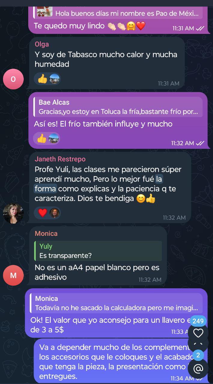 Captura de conversación del grupo de alumnas compartiendo experiencias, aprendizajes y comentarios positivos sobre el curso